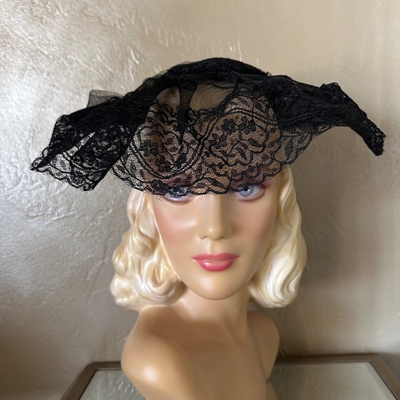 FASHIONABLE 1940\'s BLACK STRAW & LACE HAT WITH IVORY FLOWERS main image 6
